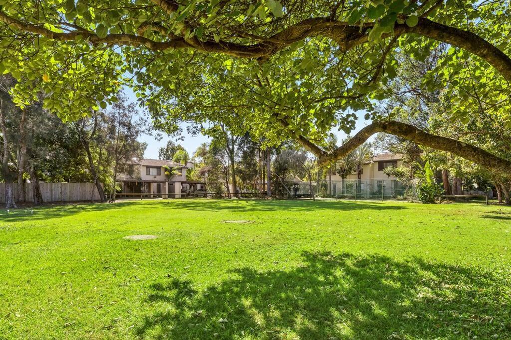 Stylish Townhouse, Private Courtyard Walk To Beach Noosaville Buitenkant foto